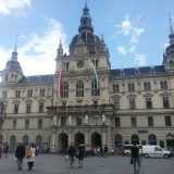 La piazza � sovrastata dal Rathaus, l'imponente Municipio